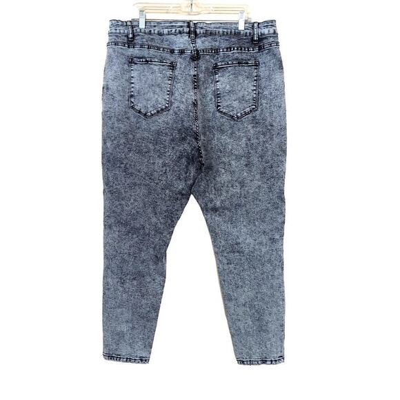 City Chic Women's Plus Size Harley Mid-Rise Ankle Grazer Black Acid Wash Jeans - Picture 3 of 8